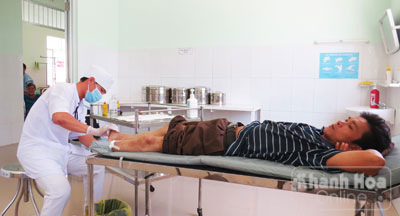 Bệnh nhân phong đang được điều trị vết thương tại Bệnh viện Da liễu tỉnh