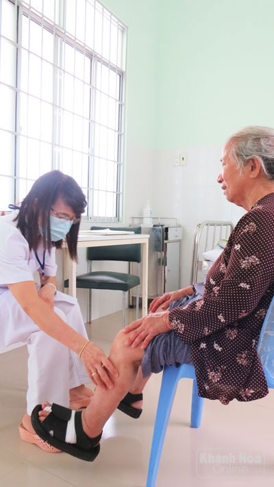 Y sĩ Hoa khám cho bệnh nhân phong tại Bệnh viện Da liễu