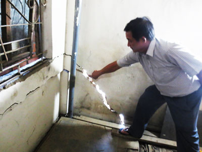 Nhà dân hai bên đường Phong Châu bị hư hỏng sẽ được đền bù