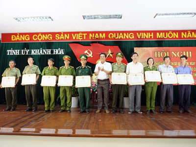 Ông Lê Thanh Quang trao bằng khen cho các tập thể