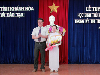 Ông Lê Thanh Quang trao bằng khen cho học sinh thủ khoa tốt nghiệp THPT