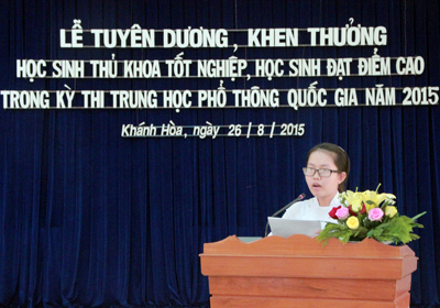 Học sinh Nguyễn Trương Kiều Quyên, thủ khoa tốt nghiệp THPT phát biểu tại buổi lễ.