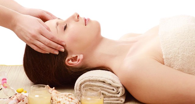 Massage giảm đau nhức đầu.