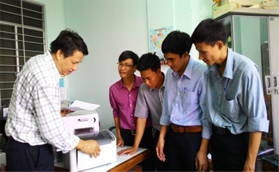 Bàn giao thiết bị, đồ dùng học tập cho Trường Sa