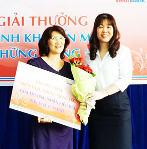 Lãnh đạo Vietinbank Chi nhánh Khánh Hòa  trao thưởng cho khách hàng