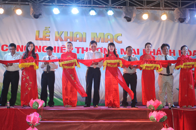Cắt băng khai mạc hội chợ.