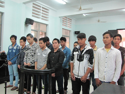 Bị cáo Cao Minh Ca (bìa trái) và các bị cáo tại tòa.