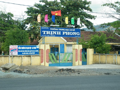 Cổng trường học đã thoáng