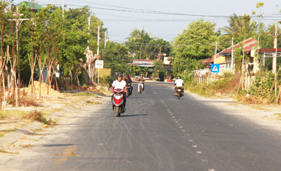 Nhờ người dân hiến đất, đường Nghĩa Phú được trải nhựa rộng và thẳng tắp