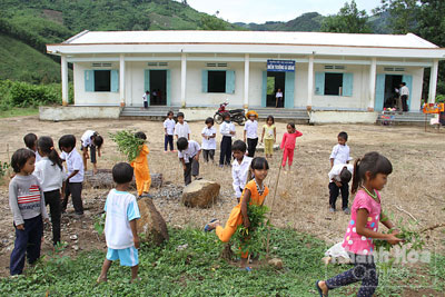 Học sinh điểm trường Cà Giàng (thuộc Trường Tiểu học Sơn Bình, Khánh Sơn) lao động dọn vệ sinh  chuẩn bị chào đón năm học mới