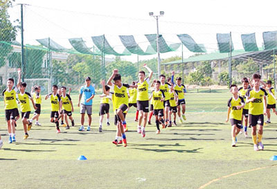 Một buổi học của các học viên Trung tâm Đào tạo bóng đá cộng đồng DBS - Khánh Hòa