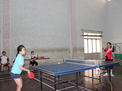 Các vận động viên tranh tài ở nội dung bóng bàn.