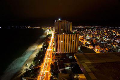 Cảnh thành phố và biển Nha Trang về đêm nhìn từ Sky Bar hoặc Sky Coffee