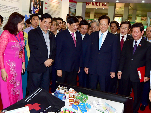 Thủ tướng Nguyễn Tấn Dũng thăm khu trưng bày thành tựu của Bộ Y tế. Ảnh: VGP/Nhật Bắc