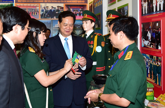 Thủ tướng Nguyễn Tấn Dũng xem sản phẩm lương khô dùng cho bộ đội. Ảnh: VGP/Nhật Bắc