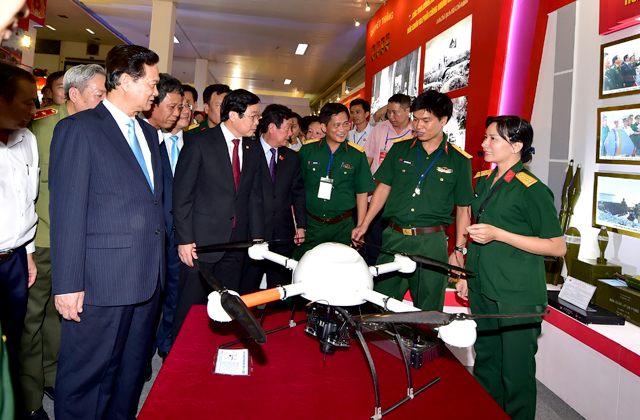 Thủ tướng Nguyễn Tấn Dũng xem sản phẩm máy bay không người lái tại khu trưng bày của Bộ Quốc phòng. Ảnh: VGP/Nhật Bắc