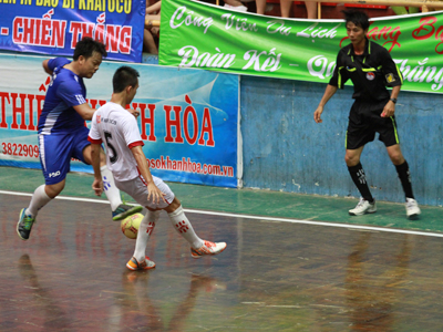 Các cầu thủ nam tranh tài trong trận chung kết.