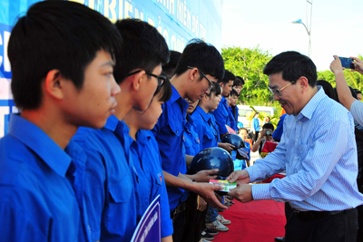 Ông Nguyễn Duy Bắc trao quà cho các đội hình thanh niên tình nguyện