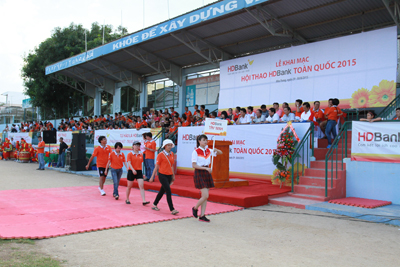 Các đoàn vận động viên diễu hành