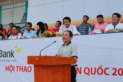 Lãnh đạo Ngân hàng Nhà nước tỉnh Khánh Hòa phát biểu tại hội thao