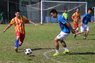 Các vận động viên tranh tài ở môn bóng đá.