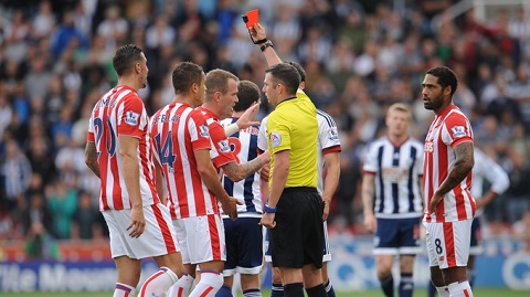  Afellay và Charlie Adam rủ nhau đi tắm sớm.