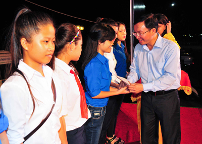 Ông Đặng Quốc Toàn trao học bổng cho các học sinh