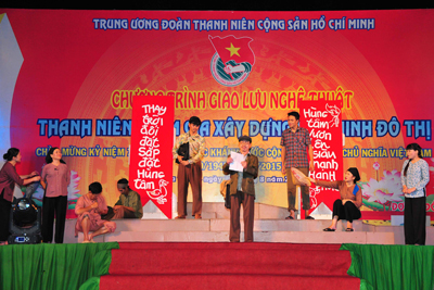 Các nghệ sĩ Nhà hát kịch Việt Nam biểu diễn vở kịch Bệnh sĩ