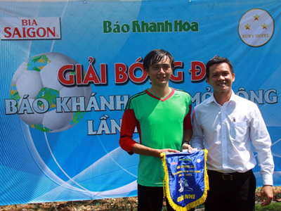 Ban tổ chức trao giải Nhì cho đội Cục thuế Khánh Hòa