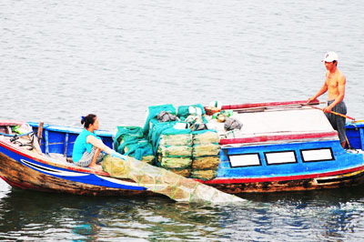 Đánh bắt thủy sản bằng lờ dây trên đầm Thủy Triều: Chưa xử lý dứt điểm