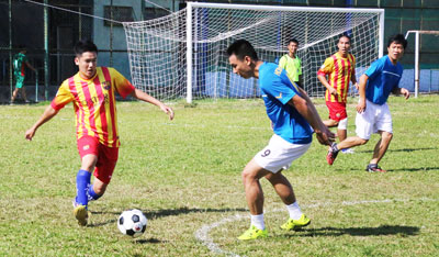 Các vận động viên tranh tài  ở môn bóng đá