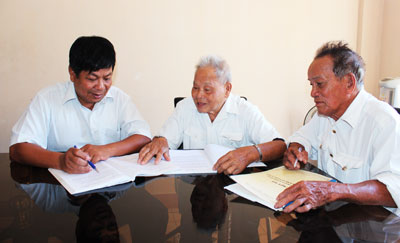 Cán bộ Phòng Lao động - Thương binh và Xã hội Diên Khánh hướng dẫn quy định về chế độ ưu đãi cho người có công với cách mạng