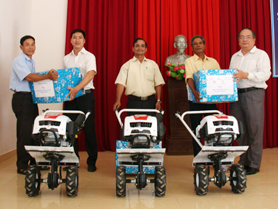 Ông Huỳnh Ngọc Bông - Chánh Văn phòng UBND tỉnh (bìa phải) trao quà cho các thôn ở xã Sơn Trung