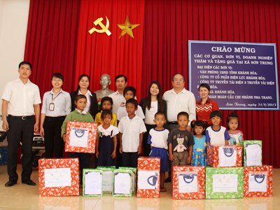 Lãnh đạo các đơn vị trao quà cho các Trường học trên địa bàn xã Sơn Trung.
