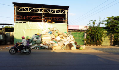 Chiếm lề đường để tập kết phế liệu