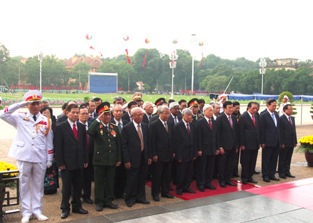 Các đồng chí lãnh đạo Đảng, Nhà nước tưởng nhớ Chủ tịch Hồ Chí Minh. Ảnh: VGP/Nhật Bắc