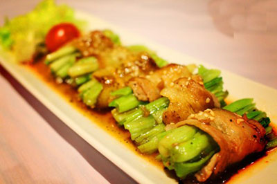 Lạ miệng với thịt ba rọi cuộn rau cần nướng