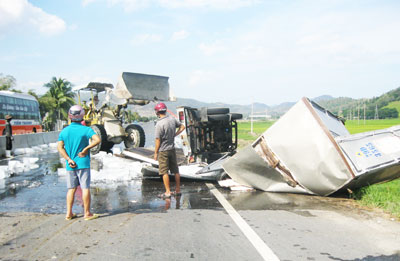 Xe chở nước đá bị lật trên Quốc lộ 1A