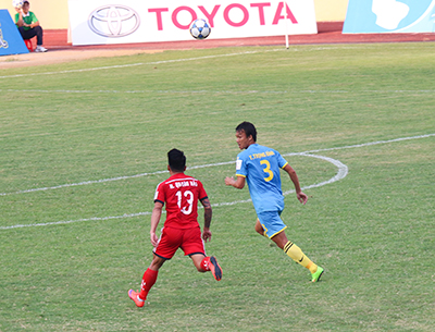 Sanna KH-BVN (áo xanh) thua đậm trước Than Quảng Ninh (áo đỏ)