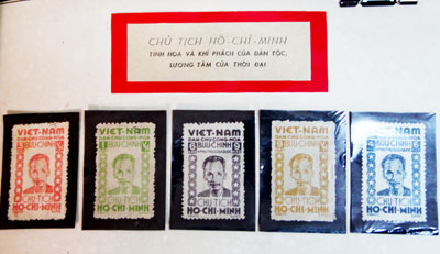 Bộ tem đầu tiên về chủ đề Quốc khánh 2-9 được phát hành năm 1946  trong bộ sưu tập của ông Phạm Khánh Hồng