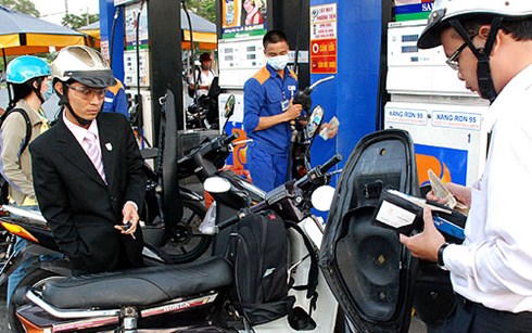 Tăng giá xăng, giảm giá dầu