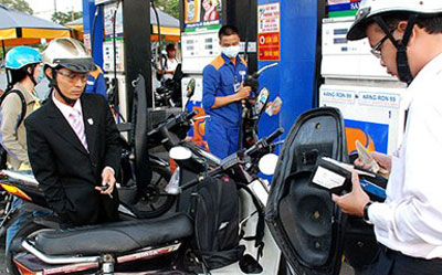 Từ 15 giờ ngày 3-9, giá xăng giảm gần 1.200 đồng/lít