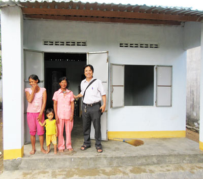 Đại diện Hội Chữ thập đỏ tỉnh trao nhà cho hộ nghèo ở xã Khánh Nam