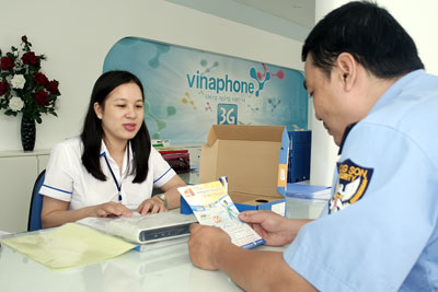 Nhân viên Viễn thông Khánh Hòa tiếp nhận yêu cầu lắp đặt dịch vụ MyTV