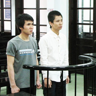 Bị cáo Nguyễn Xuân Hồng (phải) và Lê Văn Huy