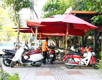 Việc lấn chiếm lề đường làm nơi dựng xe diễn ra phổ biến ở các quán cà phê