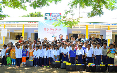 Các em học sinh Trường Tiểu học Tà Lương nhận quà tặng.