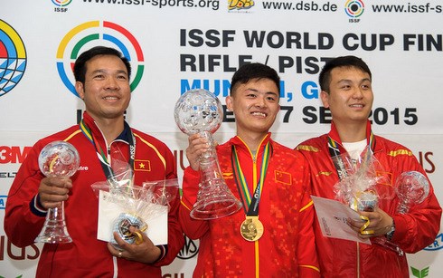 Hoàng Xuân Vinh (trái) trên bục nhận huy chương (Ảnh: ISSF)