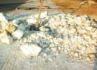 Đục đẽo san hô trên vỉa hè