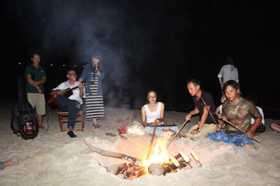 Hoạt động lửa trại trong tour cắm trại đêm ở Bãi Dài